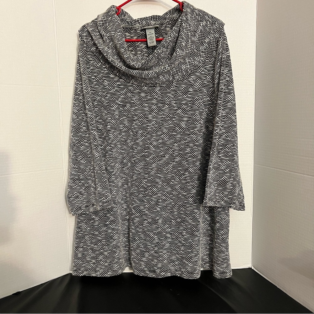 Catherine’s women’s top 2X 22/24, black and white. Worn twice like new.